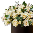 Квіти в коробці №10 "Білі троянди з евкаліптом"